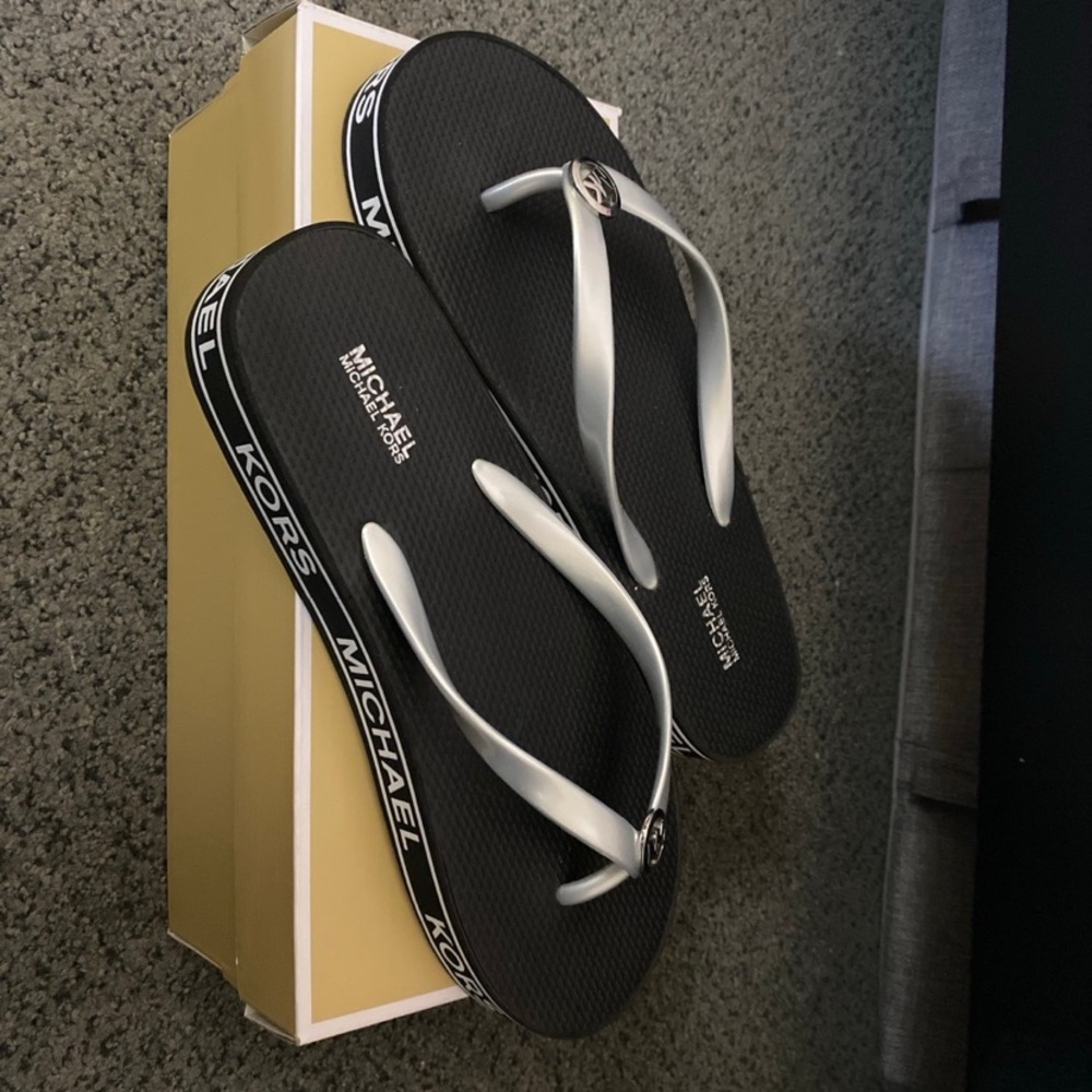 Michael Kors Monogram Sandals Flip Flop Slides Size 8 New